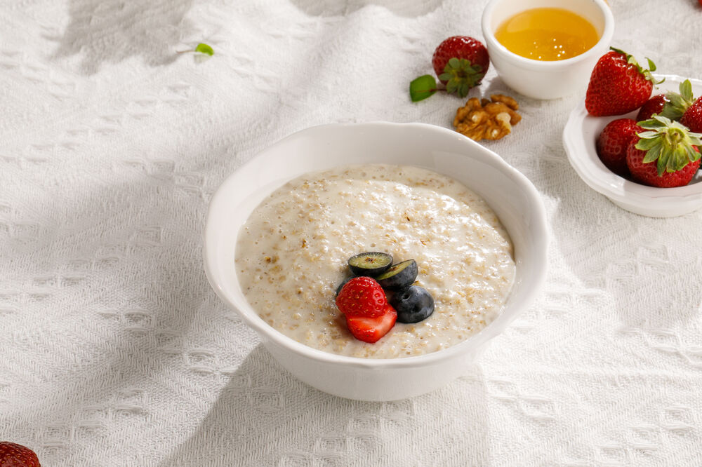 Oatmeal with walnuts and honey