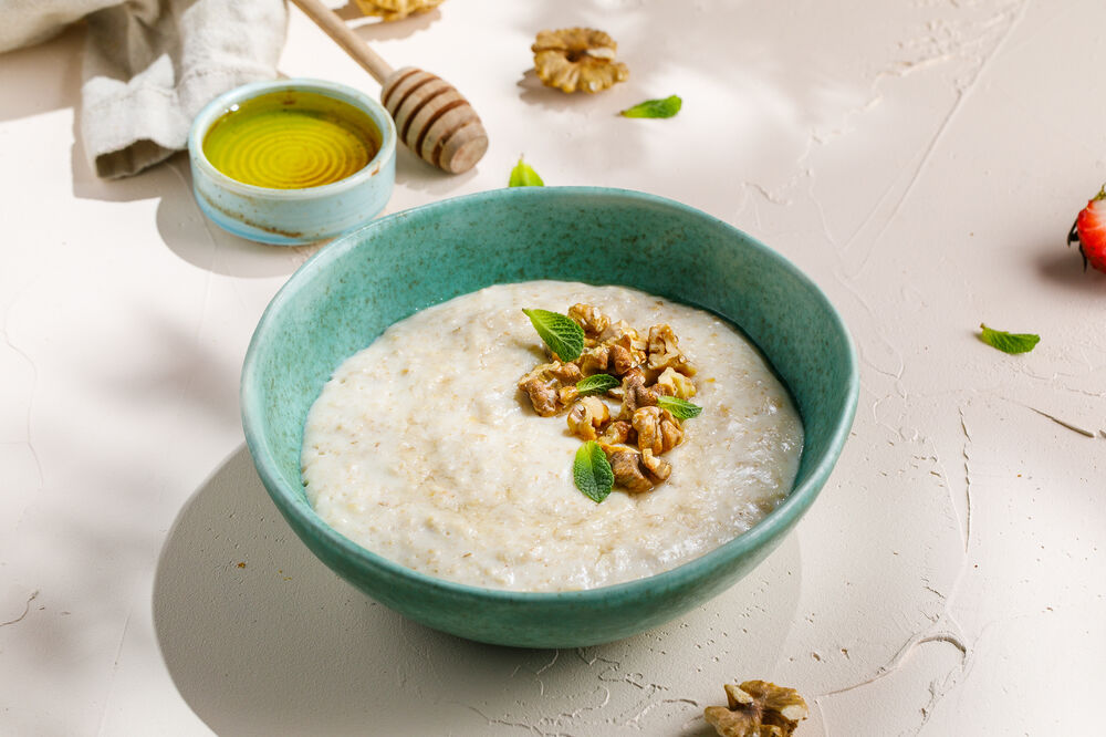 Oatmeal with walnuts and honey