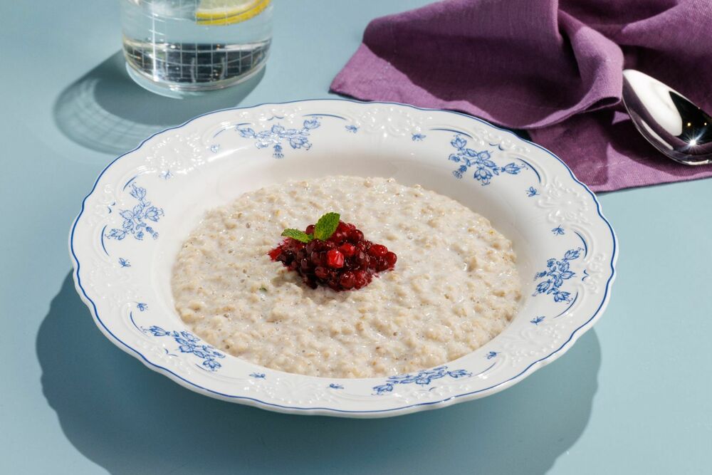  Oatmeal with lingonberry jam