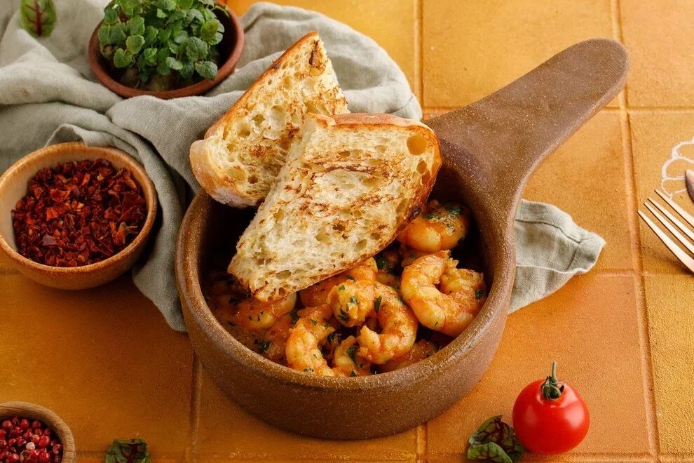 Креветки с чесноком и петрушкой
