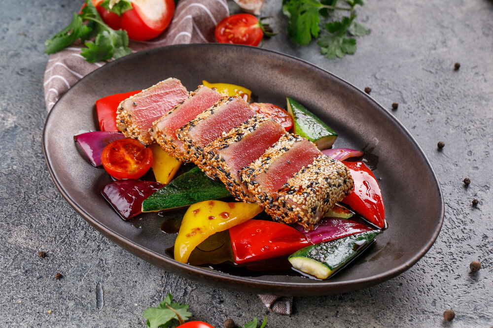  Fried tuna in sesame with vegetables