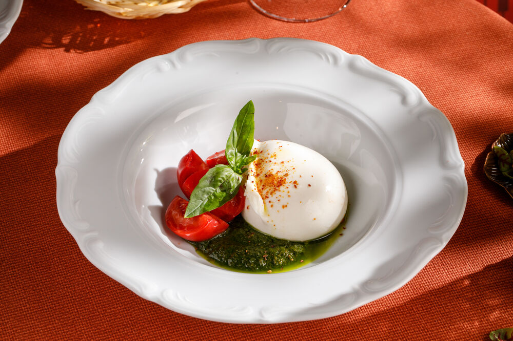Burrata with tomatoes and Pesto