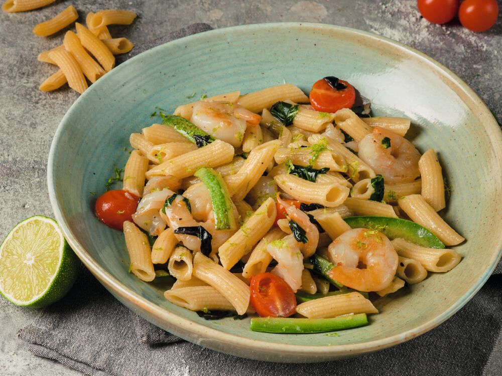 Pasta with zucchini and shrimps