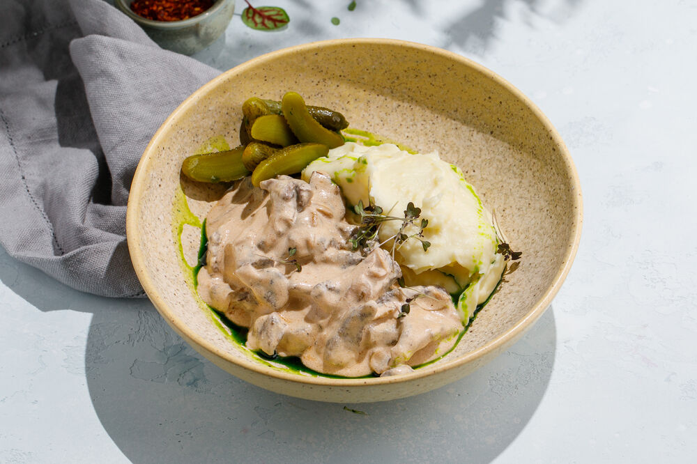 Beef stroganoff with mashed potatoes