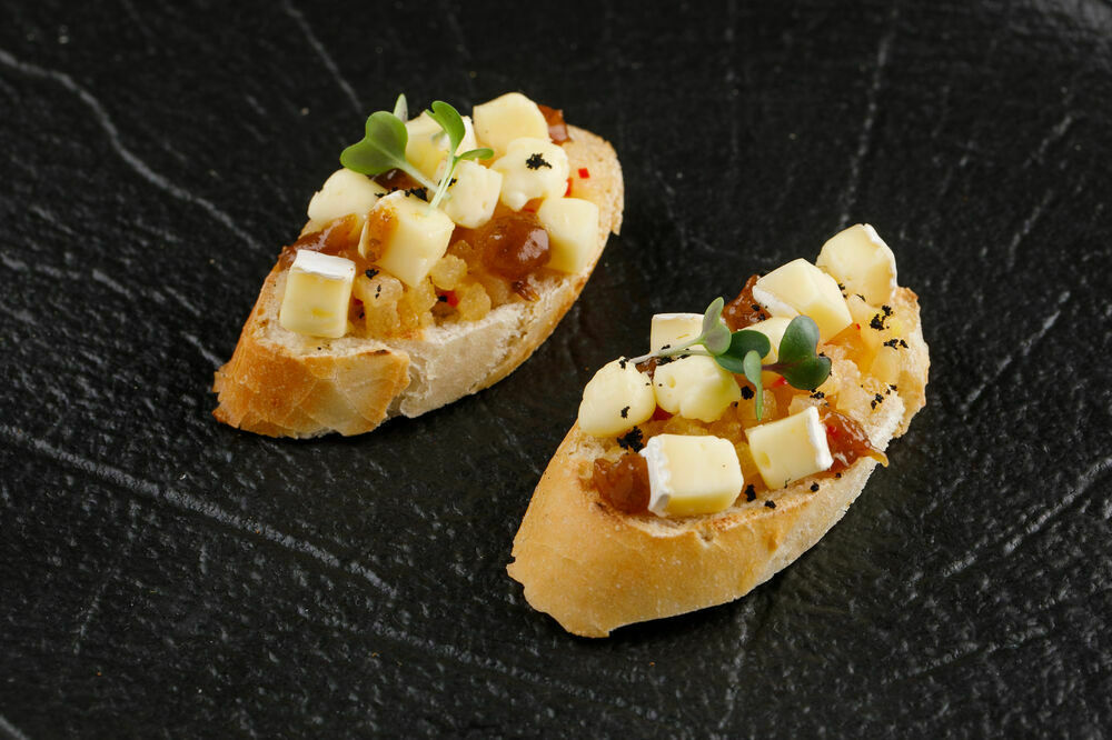Bruschetta with brie, pear chutney and fig jam