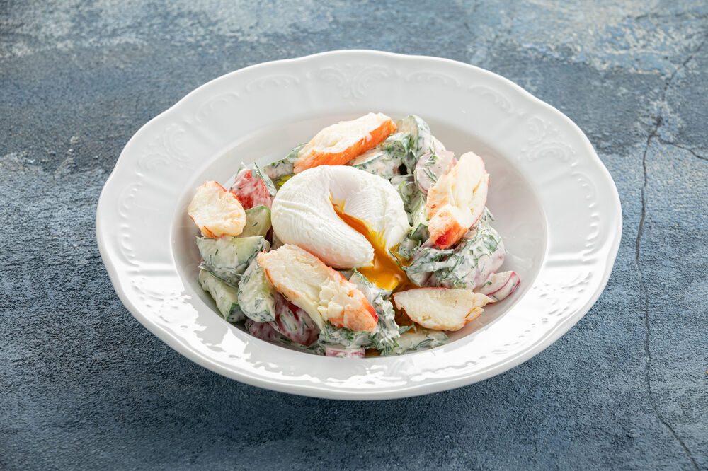  Vegetable salad with poached egg and crab