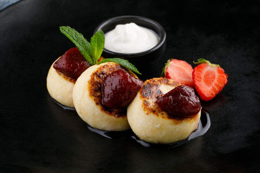  Cheesecakes with sour cream and jam