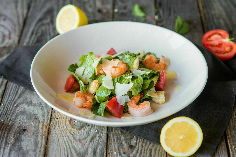  Caesar salad with shrimps