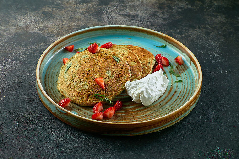 Gluten - free pancakes with spinach and lactose - free sauce