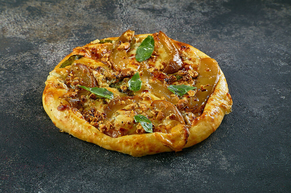 Khachapuri with pear and blue cheese