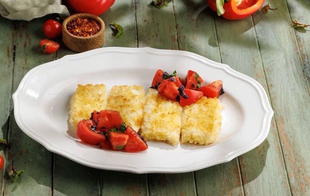 Fried Suluguni cheese with ripe tomatoes.
