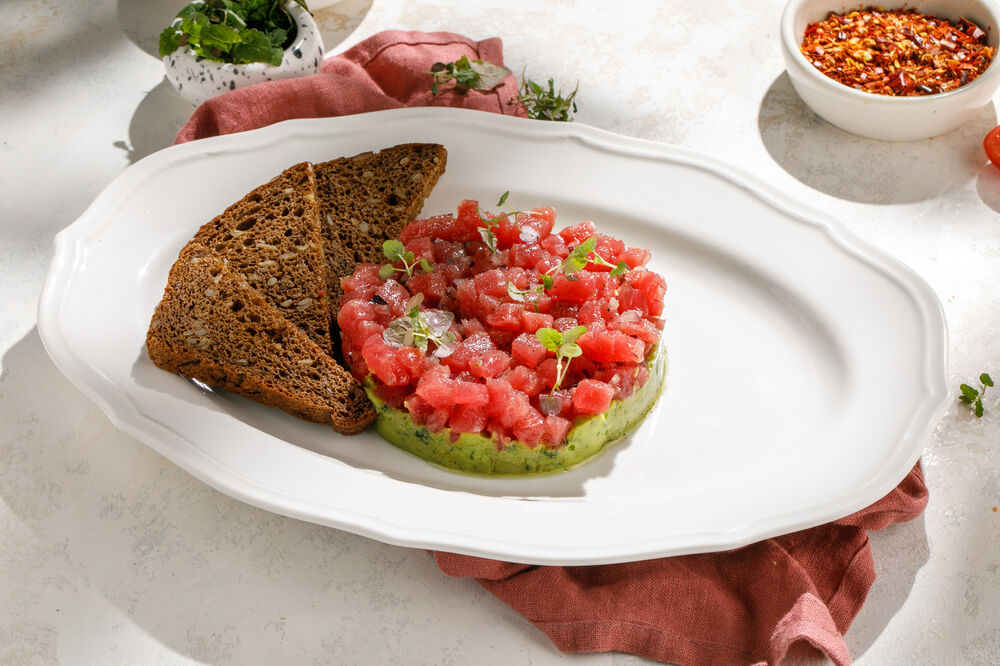 Tuna tartare with avocado mousse