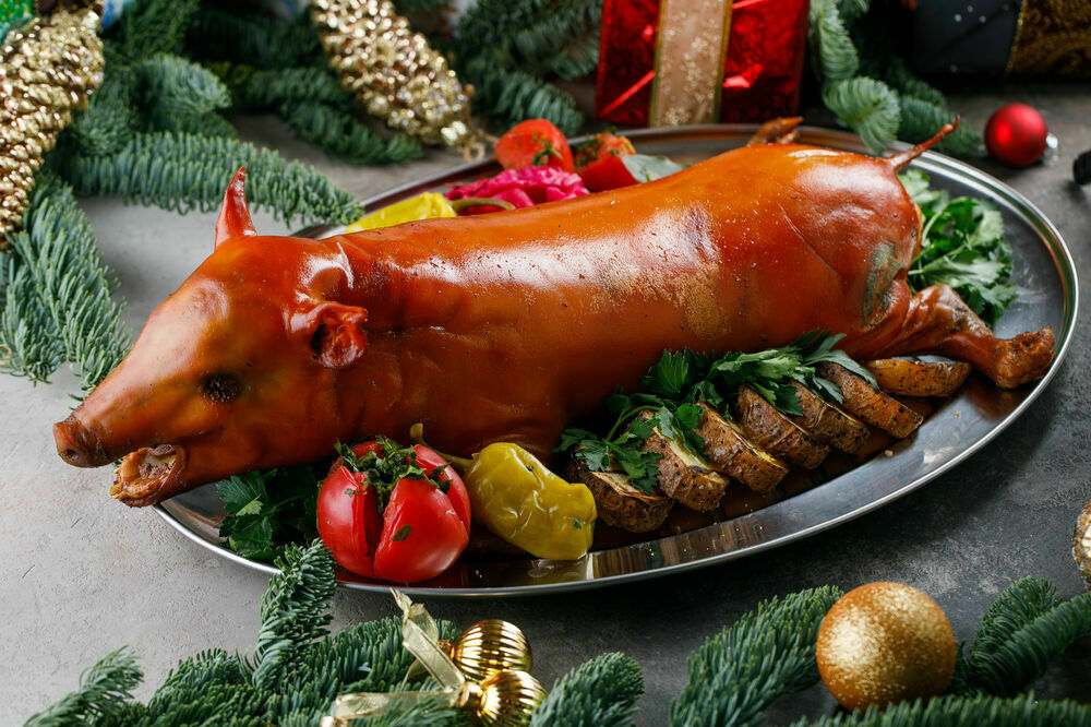 Запеченный поросенок, фаршированный гречей, луком и грибами 7,5 кг
