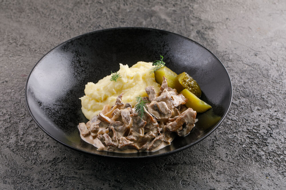  Beef stroganoff with mashed potatoes