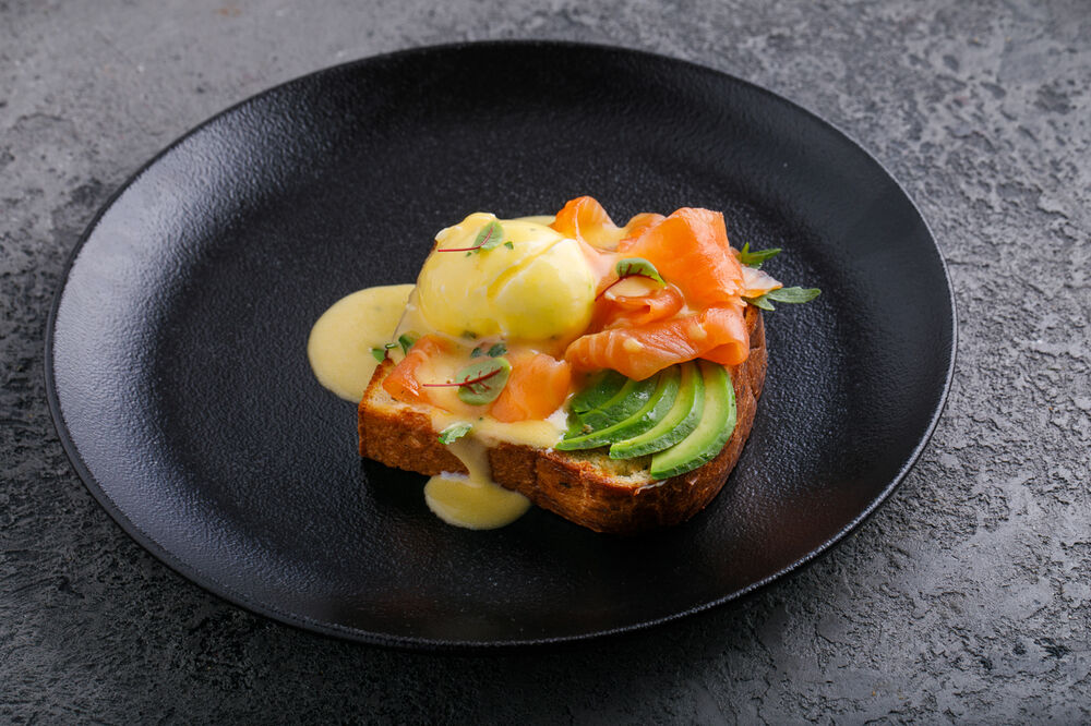 Sandwich with salmon, poached egg and hollandaise sauce