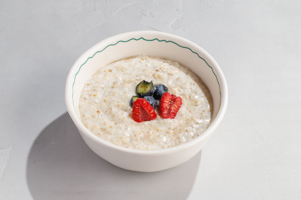 Oatmeal porridge with walnuts