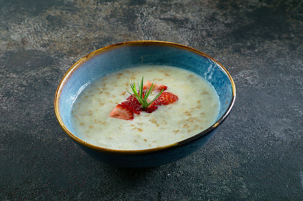 Oatmeal in the milk with strawbbery