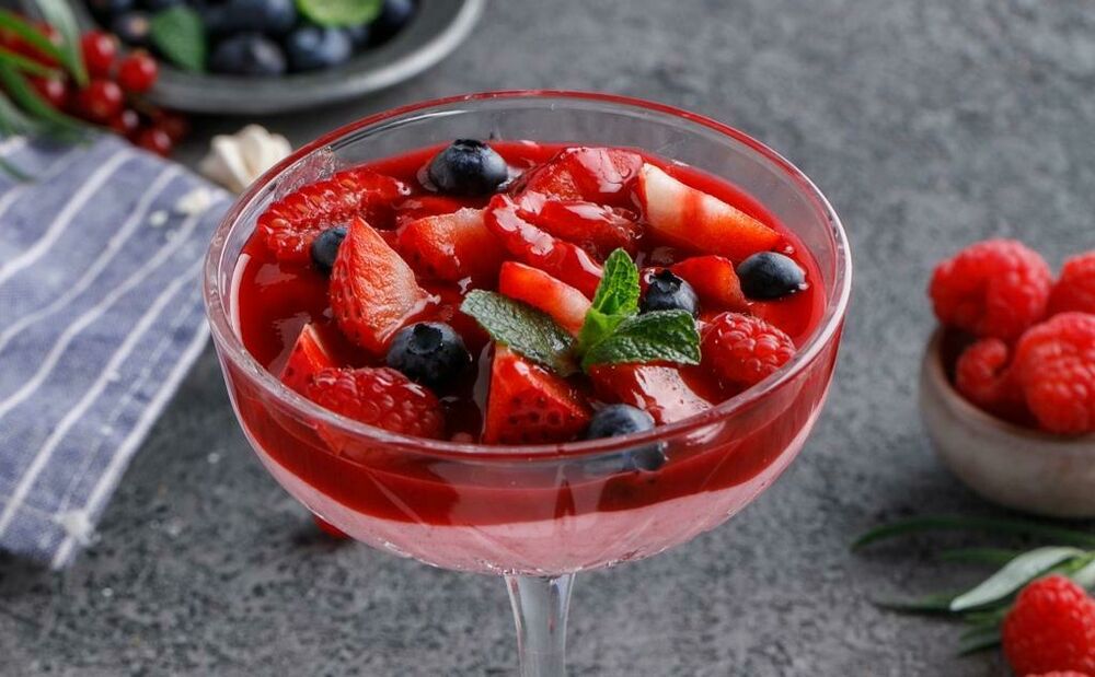Lingonberry mousse with berries