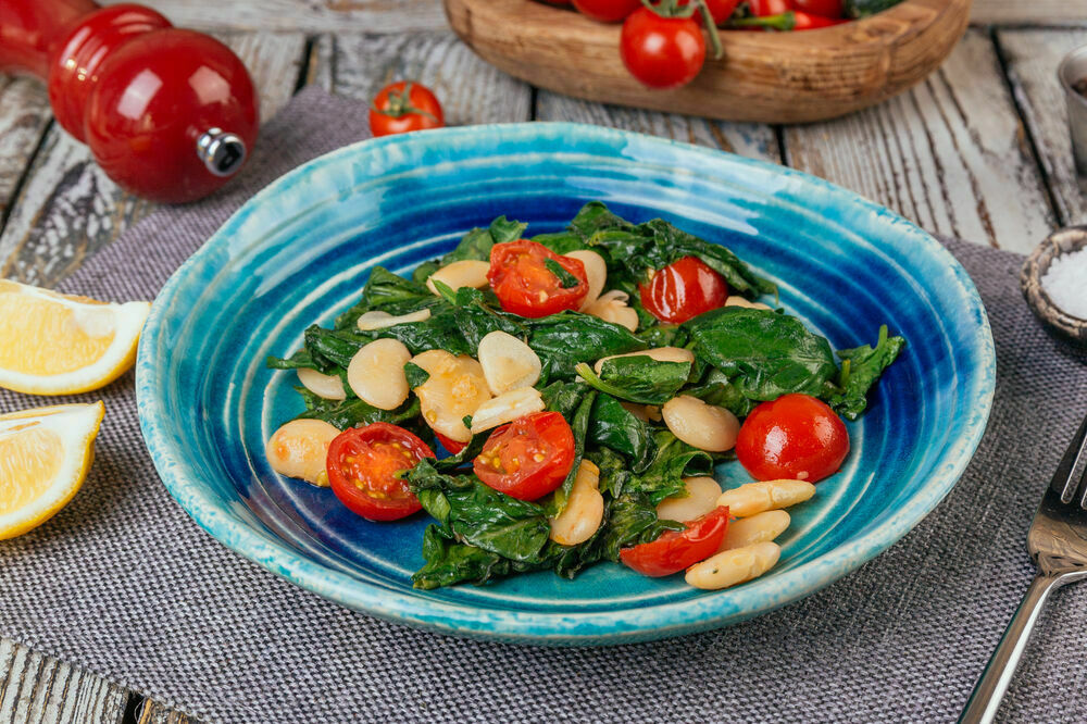 Spinach with chickpeas and tomatoes