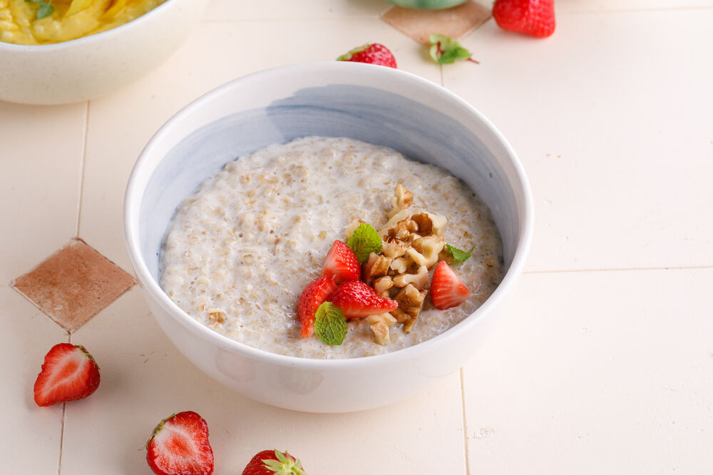 Oatmeal with strawberries and walnuts