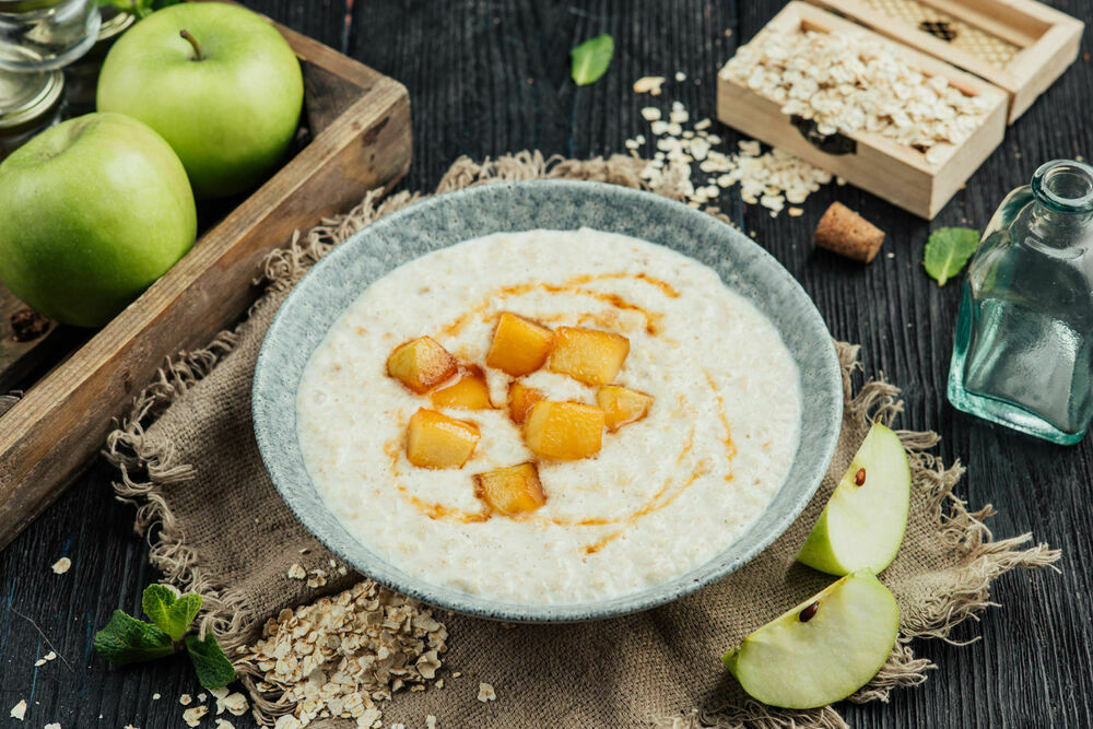 Oatmeal porridge with apple