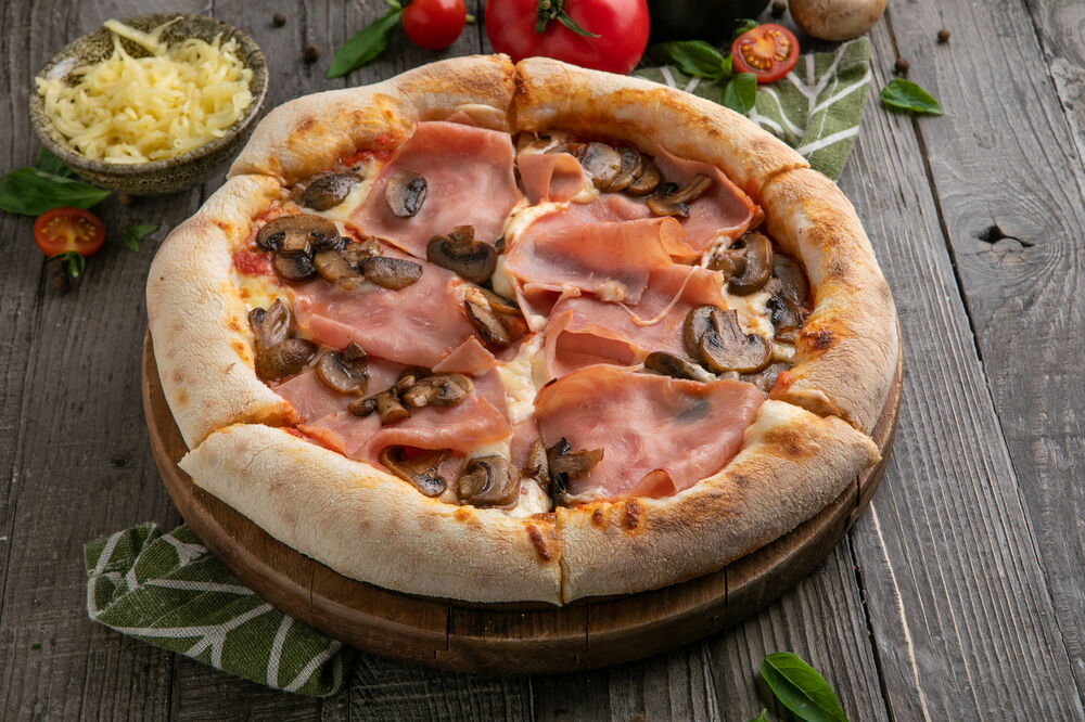 Pizza with ham and mushrooms