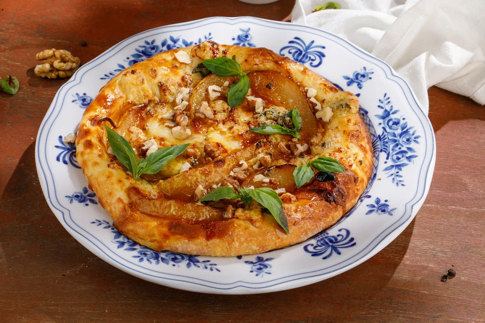 Khachapuri with gorgonzola and pear