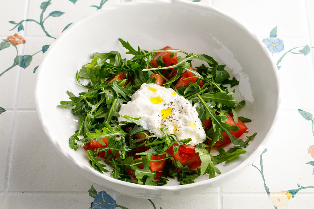 Salad with strachatella, arugula and tomatoes