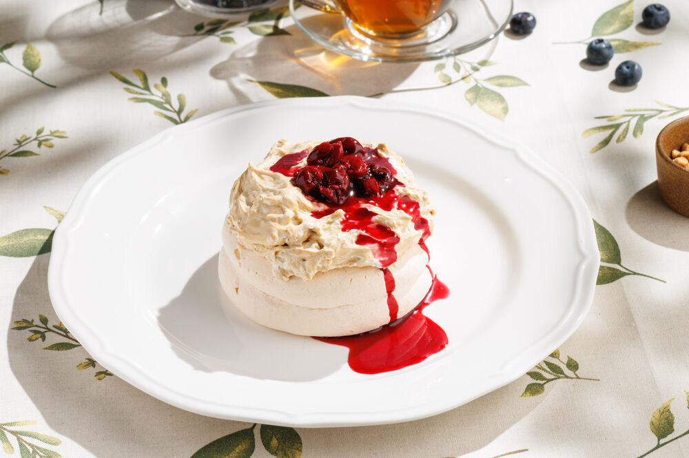 Pavlova with cherry sauce