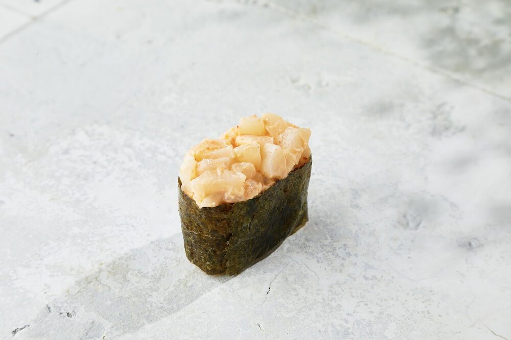 Spicy scallop sushi