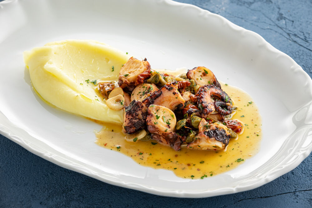  Octopus with puree and tomatoes