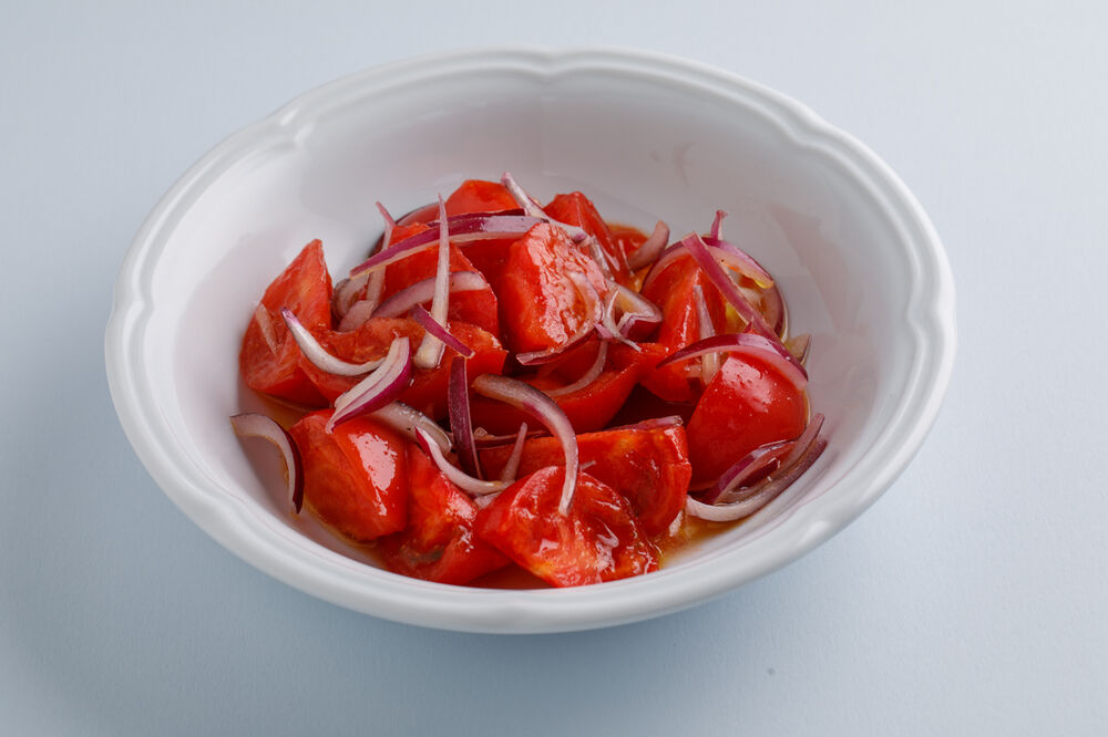Салат из томатов с ялтинским луком