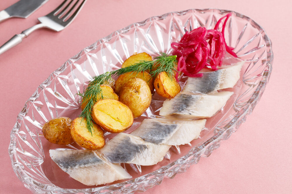 Barrel herring with baked potatoes
