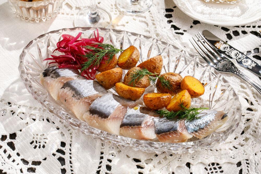 Бочковая сельдь с печёным картофелем