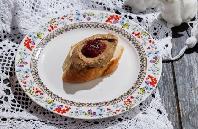  Sandwich with chicken liver pate