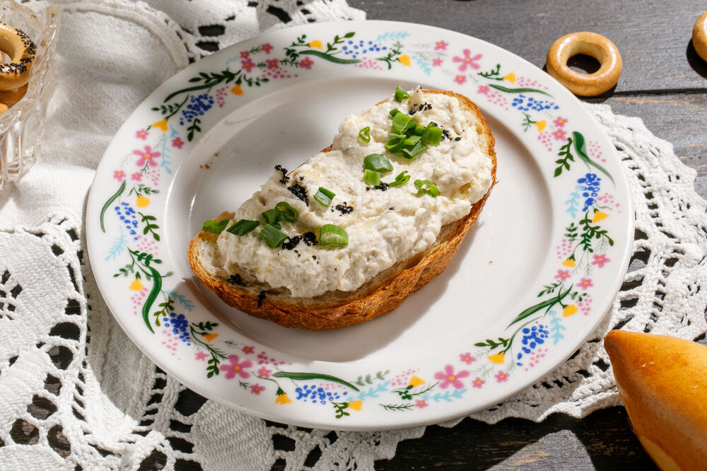 Брускетта с муссом из копчёной трески
