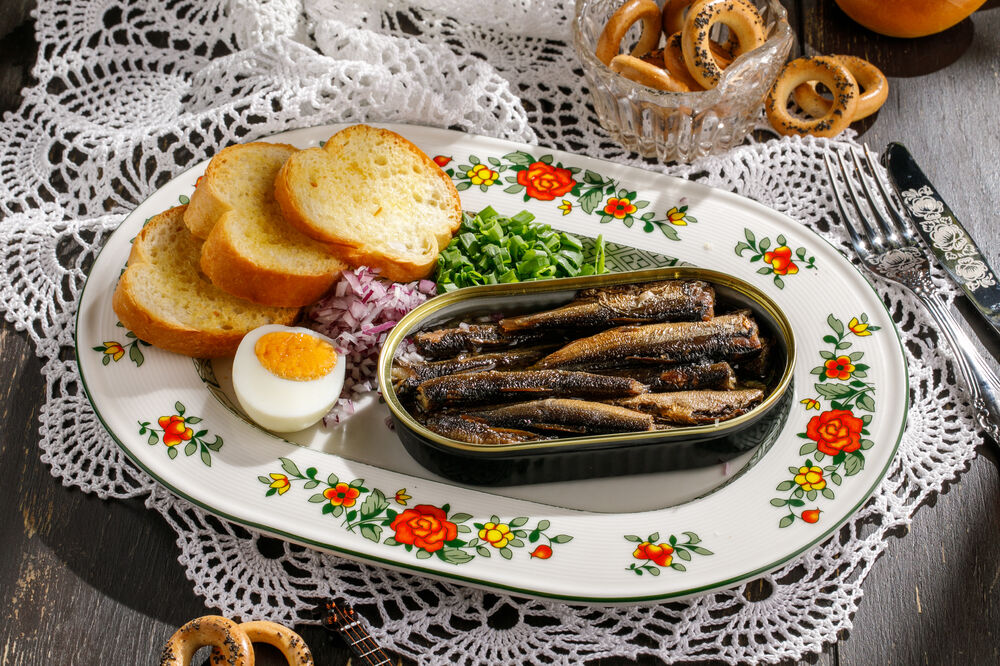 Балтийские шпроты с луком и гренками