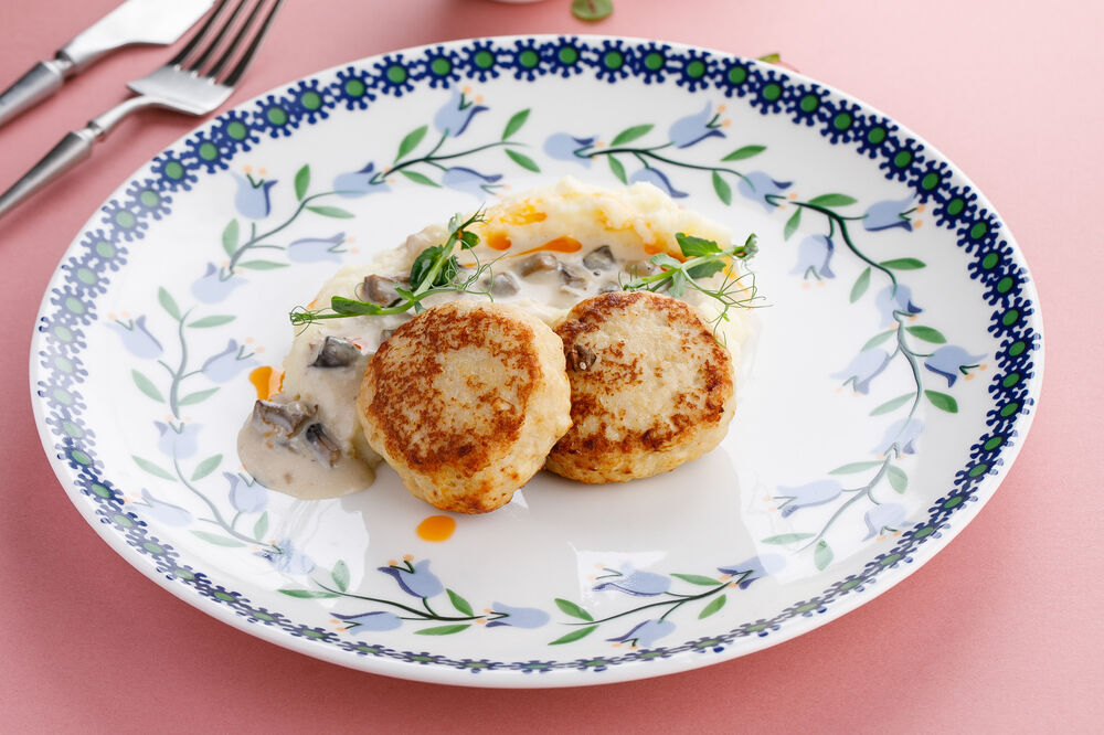 Turkey cutlets with mashed potatoes and mushroom sauce