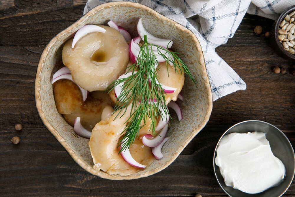 White milk mushrooms with sour cream and Crimean onions