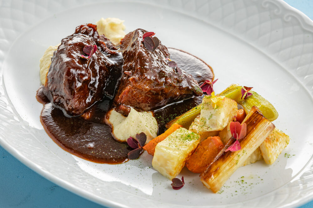 Veal cheeks with baked vegetables