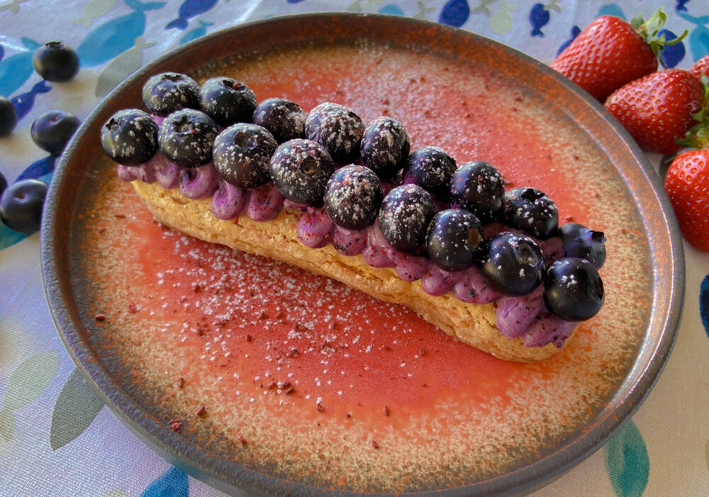 Eclair with blueberries