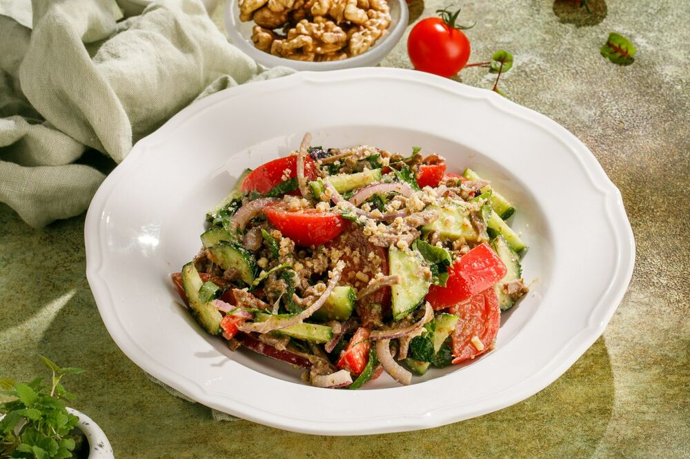 Georgian vegetable salad with nuts