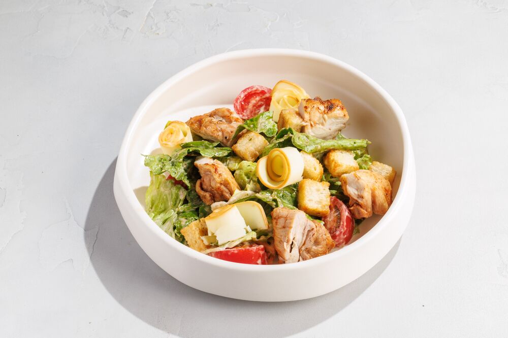 Тёплый салат с курой и копченым сулугуни 
