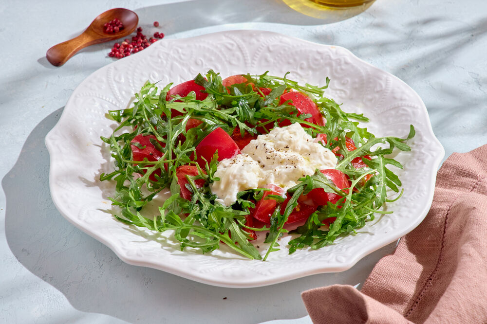 Salad with rocket and stracatella