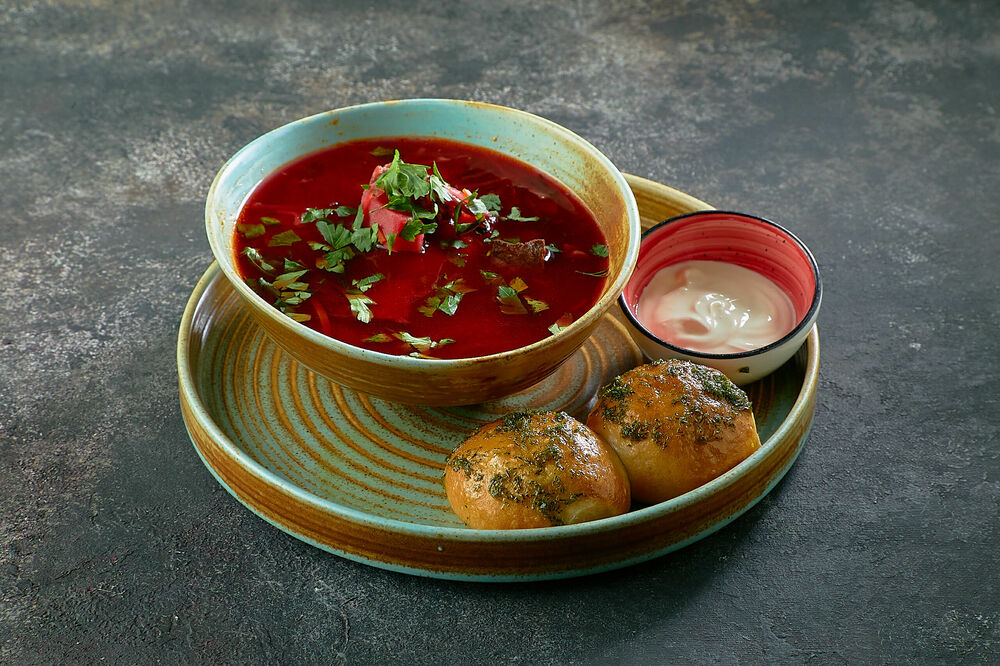 Borsch with garlic and donuts