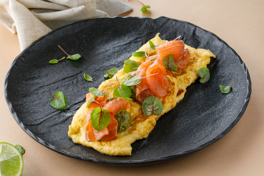 Omelet with salmon of low salt and avocado sauce