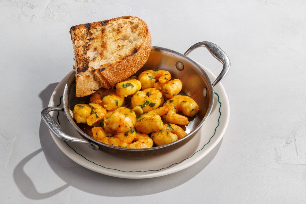 Fried shrimps with garlic 