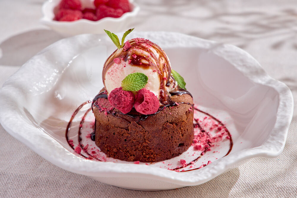 Десерт "Шоколадная шкатулка" с ванильным мороженым