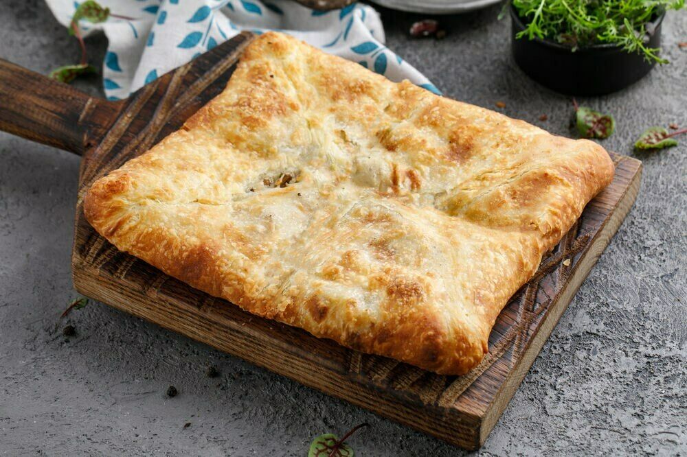 Pie with potatoes and chanterelles