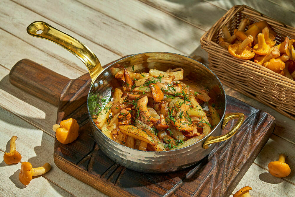 Fried potatoes with chanterelles 